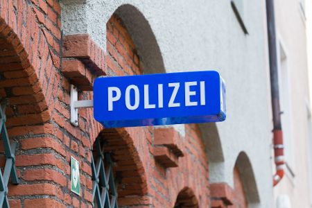 Polizeischild an einer Häuserwand