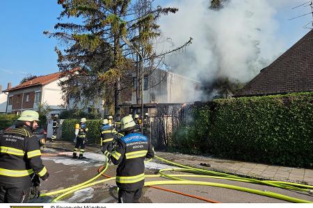 Die Feuerwehr München beim Brandeinsatz Am Brombeerschlag. Die Feuerwehr München beim Brandeinsatz Am Brombeerschlag.