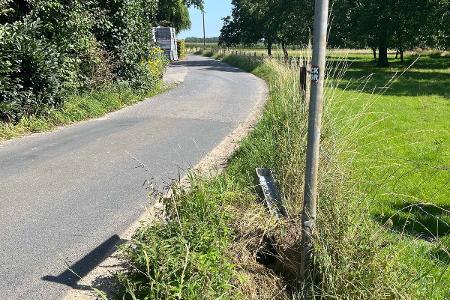 250811_Beschädigung_Zaunpfosten_Verkehrsschild