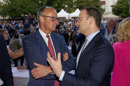 Bundeskanzler Friedrich Merz (links) bekommt nach seiner umstrittenen Entscheidung zum teilweisen Rüstungsexportstopp an Israel Rückendeckung auch von Unionsfraktionschef Jens Spahn (beide CDU). Bundeskanzler Friedrich Merz (links) bekommt nach seiner umstrittenen Entscheidung zum teilweisen Rüstungsexportstopp an Israel Rückendeckung auch von Unionsfraktionschef Jens Spahn (beide CDU).