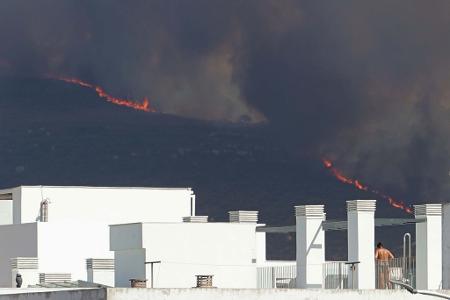 Schwarzer Rauch steigt in den Himmel während eines Brandes an der Costa de la Luz in Südspanien.