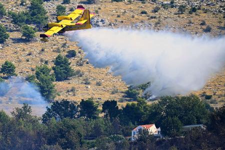 Ein Löschflugzeug löscht einen Flächenbrand in der Nähe von Split an der kroatischen Adria.