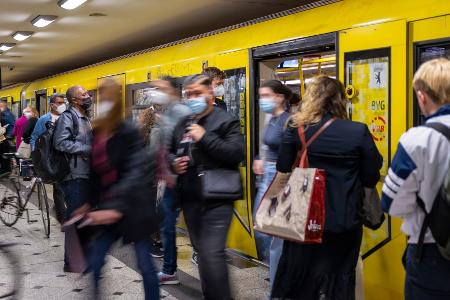 Öffentlicher Nahverkehr in Deutschland - oft heiß und stickig. (Archivbild)