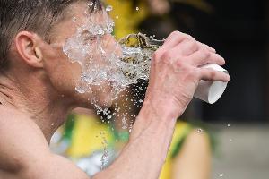 Abkühlung: Lauwarmes Wasser schont den Kreislauf besser als eiskaltes.