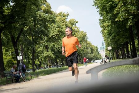 Sportliche Aktivitäten bei hohen Temperaturen sollten reduziert und zeitlich angepasst werden.