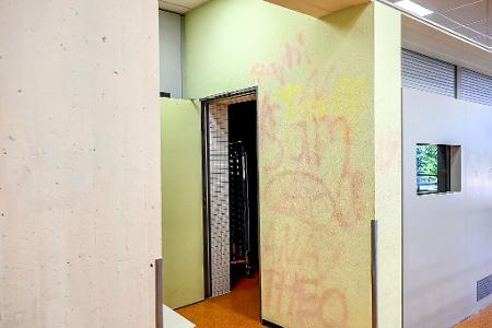 Die Abschlussklasse hatte in der Nacht zum 10. Juli Wände und Fassaden der Schule mit Kreidespray besprüht. 