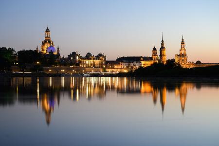 Blick am Abend auf die historische Altstadtkulisse von Dresden an der Elbe mit der Frauenkirche (l-r), der Kuppel der Kunstakedmie mit dem Engel „Fama“, dem Terrassenufer, dem Ständehaus, dem Hausmannsturm und der Hofkirche. 