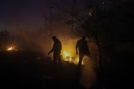 Feuerwehrleute arbeiten daran, einen Waldbrand in einem Waldgebiet in der Nähe von Canakkale im Nordwesten der Türkei zu löschen.
