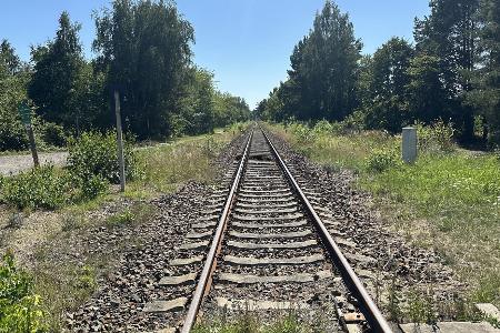 Nahe dieser Bahnstrecke wurde die Leiche des vermissten 13-Jährigen entdeckt.