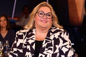 "Genießt eure Körper": Ilka Bessin zeigt sich oben ohne im Pool