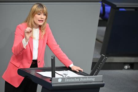 Clara Bünger (Linke) vermutet, dass viele Straftaten gegen Geflüchtete nicht zur Anzeige gebracht werden, weil die Betroffenen kein Vertrauen in die Polizei haben. (Archivfoto)