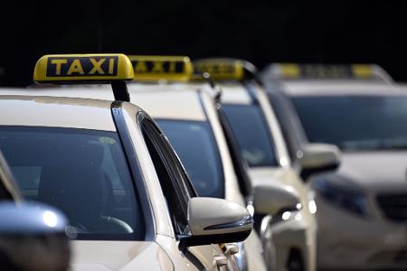 Taxis mussten lange Zeit eine vorgegebene Farbe haben - zuletzt hat nun Sachsen-Anhalt die Regelung gekippt. (Symbolbild)
