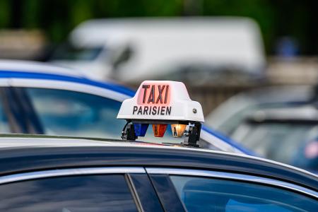 In Frankreich gibt es keine festgelegte Farbe für Taxis, jedoch sind die meisten silber, grau oder schwarz. (Archivbild)