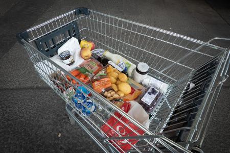 Beim Einkaufen merken Verbraucherinnen und Verbraucher die Teuerung. (Symbolbild)