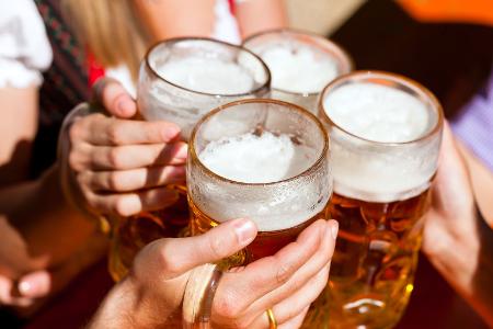 Lieber nicht: Koffein und Alkohol
