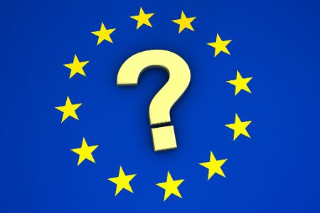 EU-Flagge mit einem Fragezeichen in der Mitte
