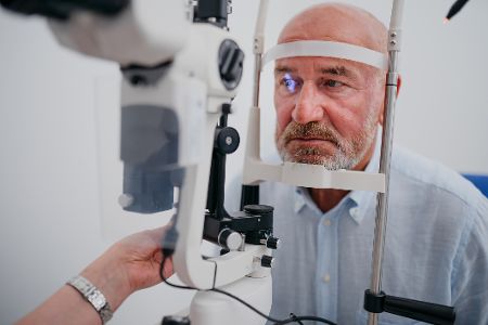 Mann wird beim Augenarzt untersucht