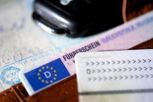 Weißes Pulver auf der Plastikkarte hat einem Autofahrer viel Ärger eingebrockt. (Symbolfoto) 
