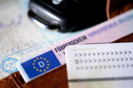 Weißes Pulver auf der Plastikkarte hat einem Autofahrer viel Ärger eingebrockt. (Symbolfoto) 
