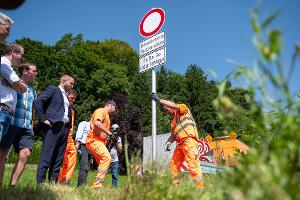 Bei Stau muss man künftig auf der Autobahn bleiben: Zum ersten Mal in Deutschland gibt es im Landkreis Rosenheim künftig Durchfahrtsverbote für den Ausweichverkehr.
