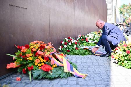 Am 13. August 1961 begann der Bau der Berliner Mauer. Der Regierende Bürgermeister Wegner legte einen Kranz zur Erinnerung nieder.