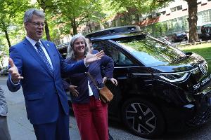 Schnieder und Alexander unterzeichnen Absichtserklärung zur Schaffung einer direkten Schienenverbindung zwischen Deutschland und Großbritannien. 