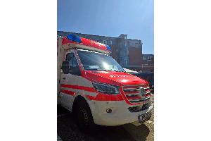 Bildunterschrift: Rettungswagen in der Sonne auf der SAiL Bildnachweis: Feuerwehr Bremerhaven