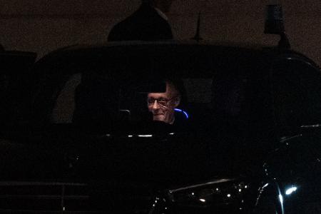 Bundeskanzler Friedrich Merz verlässt in der Nacht das Kanzleramt.