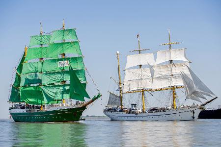 Das Segelschiff „Alexander von Humboldt II“ fährt unter seinen grünen Segeln zu Beginn der Sail Bremerhaven.