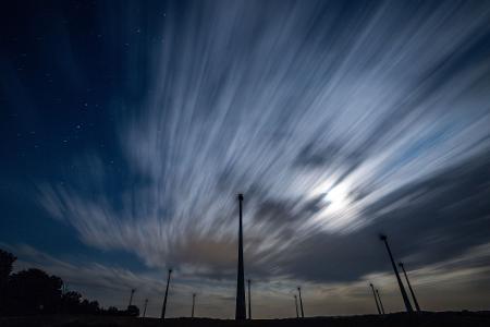 Wolken ziehen am Nachthimmel über einem Windpark bei Neuendorf und verhindern die Beobachtung des Sternschnuppen-Stroms der Perseiden. 