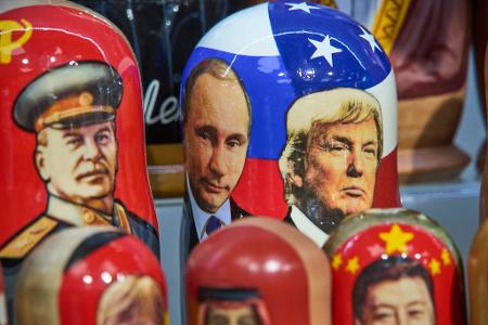 Traditionelle russische Holzpuppen, genannt Matrjoschka, die den sowjetischen Führer Josef Stalin (l-r), den russischen Präsidenten Wladimir Putin und den US-Präsidenten Donald Trump darstellen, werden in einem Souvenirladen in Moskau zum Verkauf angeboten.