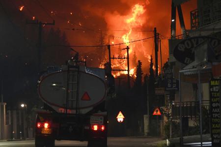 Bei einem Waldbrand im Dorf Kaminia in der Nähe von Patras in Griechenland schlagen Flammen aus einem Wald.