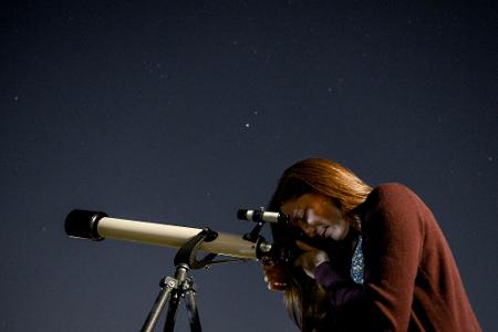 Sara schaut bei der Sternschnuppennacht an der Archenhold-Sternwarte in Berlin durch ein Teleskop. 
