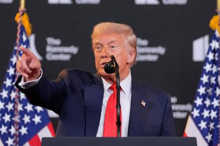 US-Präsident Donald Trump droht Wladimir Putin vor dem Alaska-Gipfel mit schwerwiegenden Konsequenzen, sollte der Kremlchef nicht einlenken. US-Präsident Donald Trump droht Wladimir Putin vor dem Alaska-Gipfel mit schwerwiegenden Konsequenzen, sollte der Kremlchef nicht einlenken.