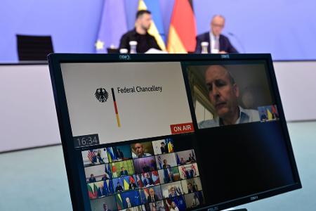Der ukrainische Präsident Wolodymyr Selenskyj nimmt persönlich mit Kanzler Friedrich Merz an den Schalten zum Alaska-Gipfel von US-Präsident Donald Trump mit Kremlchef Wladimir Putin teil. 
