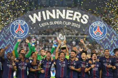 Marquinhos von PSG hebt die Trophäe mit seinen Mannschaftskameraden nach dem Sieg im UEFA-Super Cup.