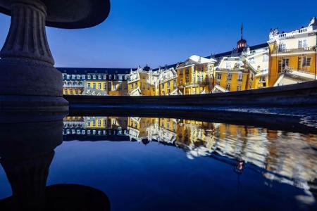 Während einer Probe zu den Schlosslichtspielen Karlsruhe 2025 wird die Projektion „Science for Impact (2025)“ von Los Romeras gezeigt. 