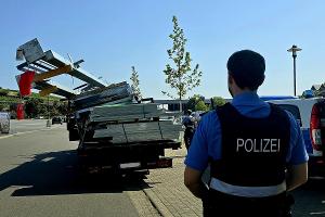 Pressefrei_beanstandeter Lkw mit verrutschter Ladung