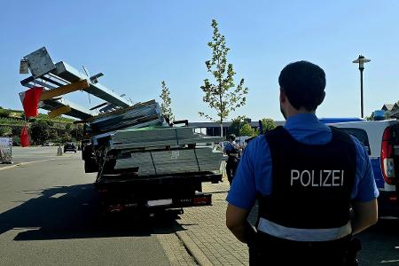 Pressefrei_beanstandeter Lkw mit verrutschter Ladung Pressefrei_beanstandeter Lkw mit verrutschter Ladung