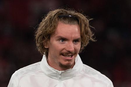 VfB bietet Woltemade Vertragsverlängerung an - Mitte Juni bereitet der VfB Stuttgart Woltemade 'Bild' zufolge ein Angebot zur Vertragsverlängerung um ein Jahr bis 2029. Im Zuge dessen soll das Arbeitspapier des Nationalspielers ordentlich erhöht werden. Doch Woltemade lehnt ab.