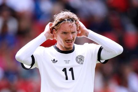 Woltemade mit Bayern einig - Fast gleichzeitig erfahren RTL/ntv und sport.de aus Insider-Kreisen, dass sich Woltemade und der FC Bayern auf eine Zusammenarbeit geeinigt haben. Ein Fünfjahresvertrag soll ausgehandelt worden sein. Daraufhin bekräftigt VfB-Boss Wehrle das Wechsel-Verbot. 'Ich habe mich dazu bereits geäußert. Und zwar mit Punkt. Dabei bleibt es', stellt er klar.