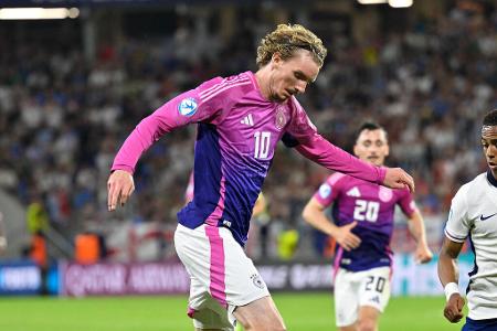 VfB passt Schmerzgrenze für Woltemade an - Als Reaktion soll der VfB Stuttgart die Schmerzgrenze für Woltemade angepasst haben. Laut 'kicker' liegt diese im dreistelligen Millionenbereich - um 'sich überhaupt an den Verhandlungstisch zu setzen'. Die Schmerzgrenze des FC Bayern soll da jedoch bei 40 Millionen Euro liegen.