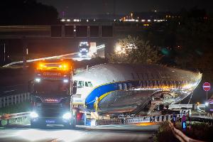 Per Schwertransport kommt das historische Flugzeug nach Frankfurt.