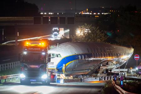 Per Schwertransport kommt das historische Flugzeug nach Frankfurt.