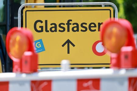 Hier wird Glasfaser verlegt, wie an einem Schild in Erfurt zu erkennen ist.