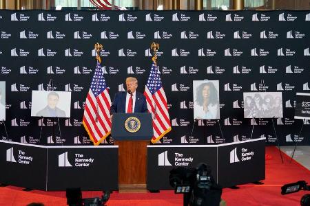 Donald Trump ehrt Sylvester Stallone, Kiss und Gloria Gaynor