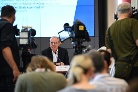 Verfassungsschutzchef Wilfried Peters nennt Gründe der Behörde zur Einstufung der AfD in Brandenburg als gesichert rechtsextremistisch. 