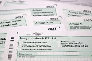 Einer ausgewählten Gruppe von Steuerpflichtigen schickt das Finanzamt Kassel einen Vorschlag für die Steuererklärung (Symbolbild). 