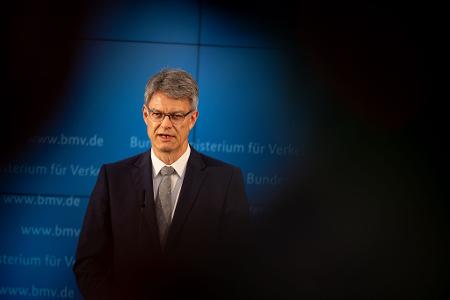  Bundesverkehrsminister Patrick Schnieder verkündet das vorzeitige Aus von Bahnchef Lutz.