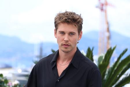 Austin Butler erklärt sein virales Tanzvideo bei Bad Bunnys Konzert Austin Butler erklärt sein virales Tanzvideo bei Bad Bunnys Konzert